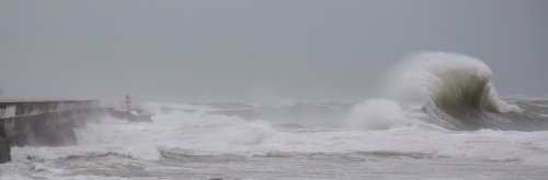 Tempête sur la digue de Lesconil (29)